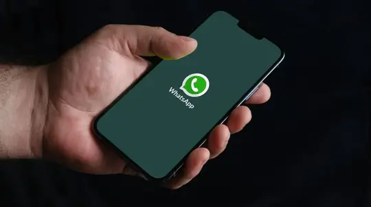 WhatsApp、Liquid Glass風インターフェース刷新が間近 – 新UIの全容