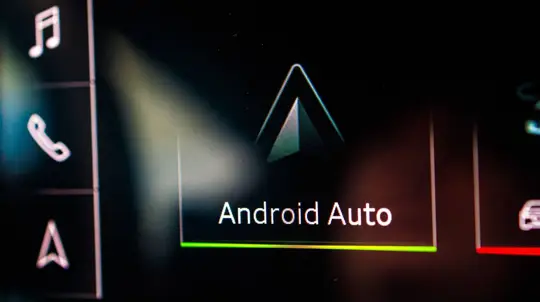 Android Autoに待望のアラーム停止機能が追加！ついにスマホを触らずにアラームを停止・スヌーズ可能に