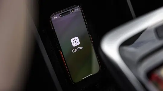 CarPlay frissítés iOS 27-tel: videó és AI Siri az autóban