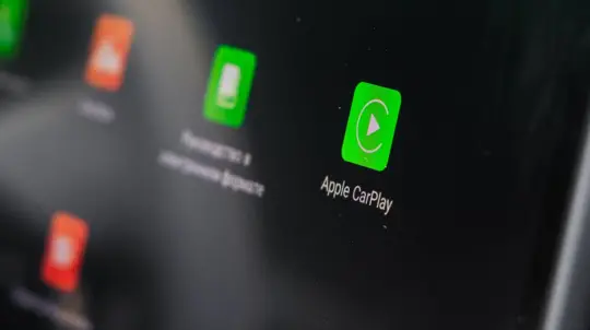 xAIのGrokがApple CarPlay向けに音声サポート導入予定、車内AIアシスタント競争が激化