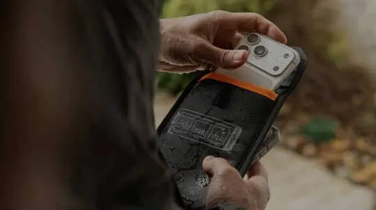UAG ने गीले स्मार्टफोन सुखाने के लिए दोबारा इस्तेमाल होने वाला पाउच पेश किया