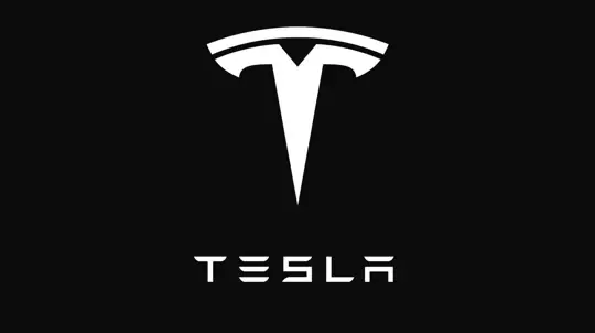 Tesla używa FSD w fabryce pod Berlinem – autonomiczne przejazdy