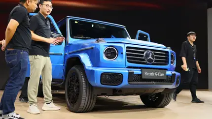 Легенда в золоте: Mercedes-Benz подарила Uzi уникальный электрический G-Class