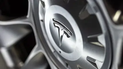 Экс-сотрудники Tesla усомнились в безопасности FSD и Robotaxi