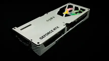 Не только мощь, но и шоу: представлена самая красивая RTX 5080 с зеркальной крышкой