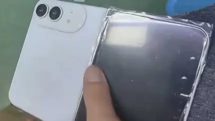 Первый складной iPhone показали на фото в серебристом цвете